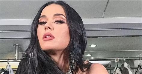 Katy Perry poses topless after sharing sweet birthday。